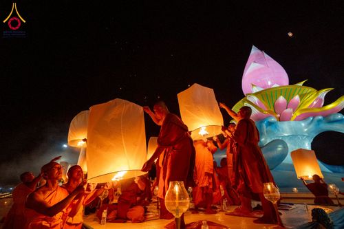 ภาพ No.266180:วันพุธที่ 5 พฤศจิกายน พ.ศ. 2568 (วันพระ ขึ้น 15 ค่ำ เดือน 12) พิธีจุดประทีปโคมลาน, โคมลอย และลอยกระทง ถวายประทีปเป็นพุทธบูชา สร้างความสว่างไสวให้กับแผ่นดินด้วยแสงธรรม ณ พุทธอุทยานนานาชาติ จังหวัดหนองคาย