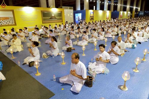 ภาพ No.224041:วันวิสาขบูชา วันอาทิตย์ที่ 11 พฤษภาคม พ.ศ. 2568 พิธีจุดวิสาขประทีป ,  พิธีเวียนประทักษิณรอบพระมหาธรรมกายเจดีย์ , พิธีฉลองชัยสวดมนต์บทธัมมจักกัปปวัตตนสูตร ครบ 7,357,000,000 จบ ณ มหารัตนวิหารคด วัดพระธรรมกาย