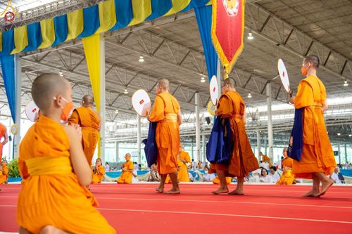 ภาพ No.85442:พิธีถวายมหาสังฆทานคณะสงฆ์ 2000 กว่าวัดทั่วประเทศปีที่ 23, พิธีถวายไทยธรรมคณะสงฆ์ 323 วัด 4 จังหวัดชายแดนภาคใต้, พิธีมอบปัจจัยช่วยเหลือครู 4 จังหวัดชายแดนภาคใต้ ณ สภาธรรมกายสากล วัดพระธรรมกาย ในวันสมาธิโลก อาทิตย์ที่ 6 สิงหาคม พ.ศ. 2566