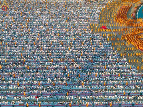 ภาพ No.187814:พิธีตักบาตรฉลองพระใหม่ ต้อนรับพุทธศักราช 2568 ณ ลานธรรมพระมหาธรรมกายเจดีย์ วัดพระธรรมกาย จ.ปทุมธานี วันที่ 1 มกราคม พ.ศ. 2568