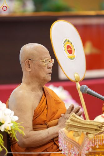 ภาพ No.146169:วันมหารำลึก ครั้งที่ 34 พิธีร่วมรำลึกถึงนักสร้างบารมีที่ล่วงลับไปแล้ว , พิธีสวดพระพุทธมนต์ ณ ห้องแก้วสารพัดนึก 1 วัดพระธรรมกาย วันเสาร์ที่ 27 กรกฎาคม พ.ศ. 2567