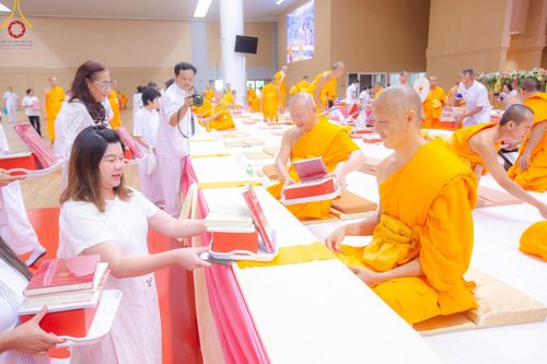 ภาพ No.138880:พิธีถวายกองทุนสนับสนุน การสร้างพระไตรปิฎกฉบับธรรมชัย และอนุรักษ์คัมภีร์ใบลาน น้อมบูชาธรรมหลวงพ่อธัมมชโย 80 ปี ณ ห้องแก้วสารพัดนึก 2 วัดพระธรรมกาย วันเสาร์ที่ 1 มิถุนายน พศ. 2567