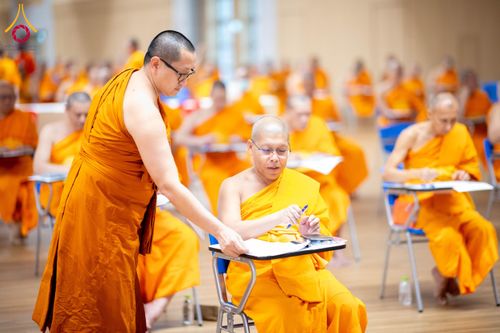 ภาพ No.208863:พระบาทสมเด็จพระเจ้าอยู่หัวทรงพระกรุณาโปรดเกล้าฯ พระราชทานภัตตาหารพระราชทาน แด่พระภิกษุ สามเณร ในการสอบบาลีสนามหลวง ณ วัดพระธรรมกาย วันที่ 22 กุมภาพันธ์ พ.ศ. 2568 ณ วัดพระธรรมกาย อำเภอคลองหลวง จังหวัดปทุมธานี