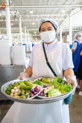 ภาพ No.58898:V.40 ภัตตาหารพระหมื่นวัด เราจัดให้ การปฏิบัติงานของเจ้าหน้าที่และอาสาสมัคร เพื่อรับบุญในการถวายภัตตาหาร แด่คณะสงฆ์ 10,000 กว่าวัดทั่วประเทศ ที่มาร่วมงานวันคุ้มครองโลก จันทร์ที่ 22 เมษายน พ.ศ. 2567 ณ วัดพระธรรมกาย