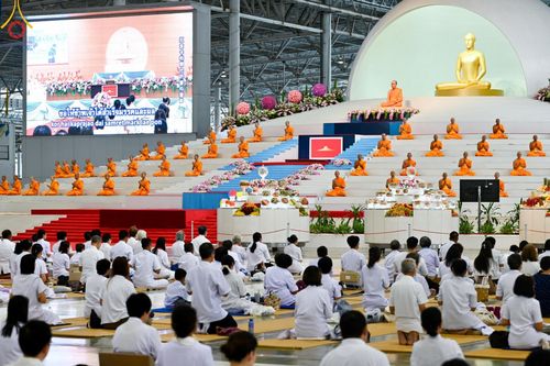 ภาพ No.143473:พิธีตักบาตร ข้าวสารอาหารแห้ง ณ บ้านแก้วเรือนทองคุณยายฯ และ พิธีบูชาข้าวพระ  ณ สภาธรรมกายสากล วัดพระธรรมกาย วันอาทิตย์ที่ 7 กรกฎาคม พ.ศ. 2567