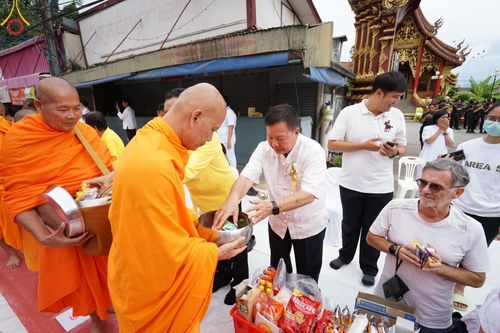 ภาพ No.146320:ตักบาตรพระ 1,384 รูป ทำบุญเมืองฝางครบรอบ 1,383 ปี ถวายเป็นพระราชกุศลแด่พระบาทสมเด็จพระเจ้าอยู่หัว เนื่องในโอกาสพระราชพิธีมหามงคล เฉลิมพระชนมพรรษา 6 รอบ 72 พรรษา วันเสาร์ที่ 27 กรกฎาคม พ.ศ.2567  ณ ถนนหน้าที่ว่าการอำเภอฝาง จ.เชียงใหม่