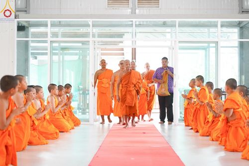 ภาพ No.61149:สามเณรออกบิณฑบาต และกิจกรรมอบรมสามเณร ในโครงการบรรพชาสามเณรฟื้นฟู พระพุทธศาสนาทั่วไทย ณ ศูนย์อบรมที่พักสงฆ์บ้านร่มเย็น จ.นราธิวาส วันที่ 2-15 เมษายน พ.ศ. 2567