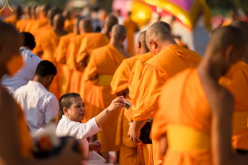 ภาพ No.110323:พิธีตักบาตรพระธรรมยาตราฯ ในโครงการธรรมยาตรากตัญญูบูชา มหาปูชนียาจารย์ พระมงคลเทพมุนี(สด จนฺทสโร) พระผู้ปราบมาร ปีที่ 12 ณ อนุสรณ์สถานลำดับที่ 2 สถานที่ตั้งมโนปณิธานบวชตลอดชีวิต อนุสรณ์สถานบางนางแท่น จ.นครปฐม วันที่ 11 มกราคม พ.ศ. 2567