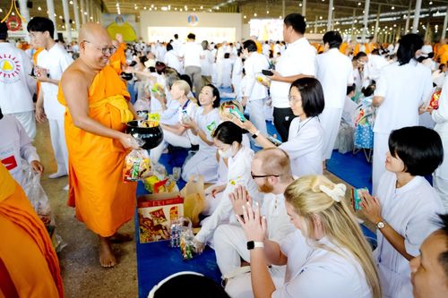 ภาพ No.207312:พิธีตักบาตร และปฏิบัติธรรมช่วงสาย ในวันมาฆบูชา วันพุธที่ 12 กุมภาพันธ์ พ.ศ. 2568 ณ วัดพระธรรมกาย จังหวัดปทุมธานี