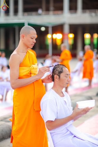 ภาพ No.180075:พิธีปลงผมนาคธรรมทายาท ในโครงการอุปสมบทหมู่ บูชาธรรมมหาปูชนียาจารย์ (ศูนย์อบรมวัดพระธรรมกาย) วันที่ 1 ธันวาคม พ.ศ. 2567 ณ ลานธรรมหารัตนวิหารคด วัดพระธรรมกาย จ.ปทุมธานี
