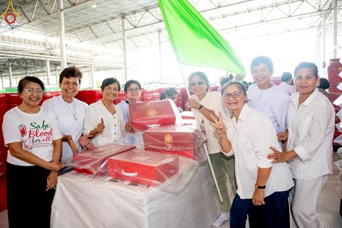 ภาพ No.214412:วันที่ 29 มีนาคม พ.ศ.2568 กิจกรรมใส่ถุงซิปกล่องไทยธรรม เพื่อรักษาความประณีตของกล่องไทยธรรม ในทุกสภาพอากาศ ณ บ้านแก้วเรือนทองคุณยาย วัดพระธรรมกาย