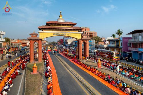 ภาพ No.212979:วันที่ 14 - 15 มีนาคม พ.ศ. 2568 คณะสงฆ์และสามเณรเดินธรรมยาตรา ในโครงการบวชสามเณรเนปาล 500 รูป ไปยังสถานที่รอบมายาเทวีและลุมพินีเกรด ณ ลุมพินี ประเทศเนปาล