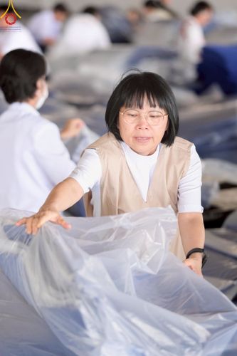 ภาพ No.218535:วันที่ 15 - 18 เมษายน พ.ศ. 2568 การเตรียมภาชนะสำหรับถวายภัตตาหาร , การจัดโต๊ะเก้าอี้ในลานธรรม , การแพ็คพัสดุงานต้อนรับ เพื่องานวันคุ้มครองโลก 22 เมษายน พ.ศ.2568 วัดพระธรรมกาย