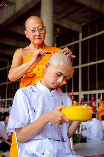ภาพ No.230857:วันที่ 28 มิถุนายน พ.ศ. 2568 พิธีตัดปอยผมและปลงผม โครงการบวชพระนานาชาติ AEC & WAB รุ่นที่ 9 ณ วิหารคด 2 วัดพระธรรมกาย
