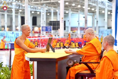 ภาพ No.237519:วันอาทิตย์ที่ 10 สิงหาคม พ.ศ.2568 พิธีมอบใบประกาศเกียรติคุณ โครงการสอบบาลี "ฉลองแชมป์" บูชาธรรม 80 ปี หลวงพ่อธัมมชโย ประจำปี 2568 และ พิธีมอบดวงแก้วสามเณรทรงบาลีไวยากรณ์ ณ สภาธรรมกายสากล วัดพระธรรมกาย ปทุมธานี