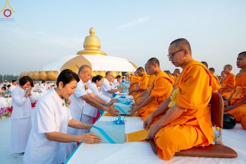 ภาพ No.201106:พิธีตักบาตรพระธรรมยาตรา ณ อนุสรณ์สถานลำดับที่ 5 สถานที่เผยแผ่วิชชาธรรมกายครั้งแรก อนุสรณ์สถานบางปลา วัดบางปลา อำเภอบางเลน จังหวัดนครปฐม ในโครงการธรรมยาตรา กตัญญูบูชา มหาปูชนียาจารย์ พระมงคลเทพมุนี(สด จนฺทสโร) พระผู้ปราบมาร อนุสรณ์สถาน 7 แห่ง ปีที่ 13