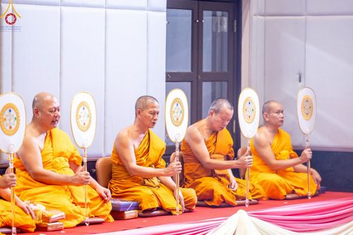 ภาพ No.214850:พิธีต้อนรับสัญญาบัตร พัดยศ พระราชวิเทศวชิรเวที (บัณฑิต วรปญฺโญ) เจ้าอาวาสวัดพระธรรมกายสกอตแลนด์ สหราชอาณาจักร ผู้ช่วยเจ้าอาวาสวัดพระธรรมกาย ณ อุโบสถพระไตรปิฏก วัดพระธรรมกาย