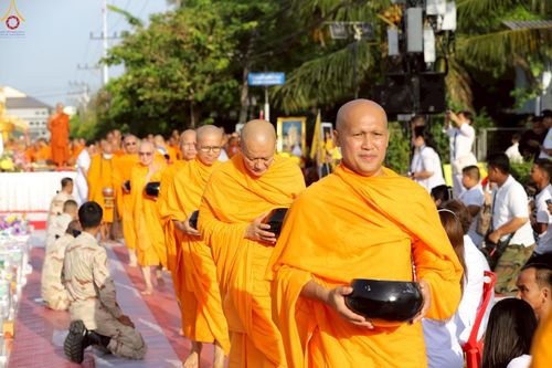 ภาพ No.235231:วันอาทิตย์ที่ 27 กรกฎาคม พ.ศ. 2568 พิธีตักบาตรพระ1,000 รูป ทำบุญเมืองพัทลุง ประธานสงฆ์ พระปริยัติวชิโรดม  เจ้าคณะจังหวัดพัทลุง ประธานฆราวาส นายรัฐศาสตร์ ชิดชู  ผู้ว่าราชการจังหวัดพัทลุง