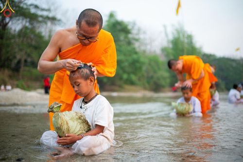 ภาพ No.63354:Photo Story  มหัศจรรย์วัดดงดินแดง Episode 1  พิธีปลงผมนาคธรรมทายาท  ในโครงการบรรพชาอุปสมบทหมู่ ฟื้นฟูพระพุทธศาสนาทั่วไทย วัดดงดินแดง ณ ลำน้ำแม่ตื่น อ.อมก๋อย จ.เชียงใหม่ วันที่ 2 เมษายน พ.ศ. 2567