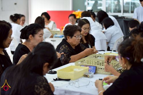 ภาพ No.267639:วันที่ 7 พฤศจิกายน พ.ศ. 2568 พสกนิกรอำเภอคลองหลวง รวมใจบำเพ็ญกุศลปัณรสมวาร (15 วัน) อุทิศถวายเป็นพระราชกุศลแด่ “สมเด็จพระพันปีหลวง” ณ วัดพระธรรมกาย