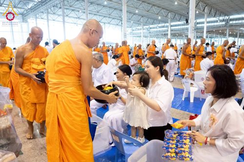 ภาพ No.223420:วันวิสาขบูชา วันอาทิตย์ที่ 11 พฤษภาคม พ.ศ. 2568 พิธีตักบาตร และปฎิบัติธรรม ณ สภาธรรมกายสากล วัดพระธรรมกาย