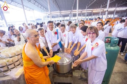 ภาพ No.203752:พิธีถวายภัตตาหารเป็นสังฆทาน แด่พระธรรมยาตรา ณ วัดพระธรรมกาย ตำบลคลองสาม อำเภอคลองหลวง จังหวัดปทุมธานี ในโครงการธรรมยาตรา กตัญญูบูชา มหาปูชนียาจารย์ พระมงคลเทพมุนี(สด จนฺทสโร) พระผู้ปราบมาร อนุสรณ์สถาน 7 แห่ง ปีที่ 13 วันที่ 30 มกราคม พ.ศ. 2568