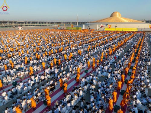 ภาพ No.105323:พิธีตักบาตรฉลองพระบวชใหม่ รุ่นบูชาธรรมมหาปูชนียาจารย์ และต้อนรับศักราชใหม่ วันจันทร์ที่ 1 มกราคม พ.ศ. 2567 ณ ลานธรรมพระมหาธรรมกายเจดีย์ วัดพระธรรมกาย