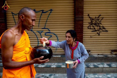 ภาพ No.213188:วันที่ 17 - 18 มีนาคม พ.ศ. 2568 คณะสงฆ์และสามเณรเดินบิณฑบาต รอบเมืองในพื้นที่ วัดสยมภูวนาถและราชวังปาตัน ณ เมืองกาฐมาณฑุ ประเทศเนปาล