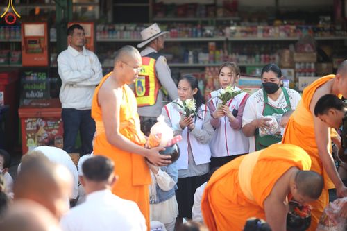 ภาพ No.185653:V.47 เบื้องหลังของเบื้องหน้า งานตักบาตรพระ 10,000 รูป ณ จ.กาญจนบุรี วันที่ 20-21 ธันวาคม พ.ศ. 2567