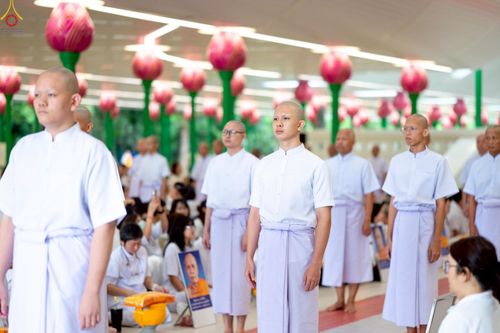 ภาพ No.228938:วันเสาร์ที่ 14 มิถุนายน พ.ศ. 2568 พิธีเวียนประทักษิณ , พิธีขอขมารับผ้าไตร ในโครงการบรรพชาอุปสมบทหมู่ ผู้บริหารรุ่นที่ 15 และ อุดมศึกษา รุ่นที่ 52 ณ โบสถ์พระไตรปิฎก วัดพระธรรมกาย