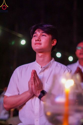 ภาพ No.107196:พิธีจุดประทีปถวายเป็นพุทธบูชา และบูชาธรรมมหาปูชนียาจารย์ ในโครงการธรรมยาตรากตัญญูบูชา มหาปูชนียาจารย์ พระมงคลเทพมุนี(สด จนฺทสโร) พระผู้ปราบมาร  อนุสรณ์สถาน 7 แห่ง ปีที่ 12  วันที่ 6 มกราคม พ.ศ. 2567 ณ อนุสรณ์สถานมหาวิหารพระมงคลเทพมุนี อ.สองพี่น้อง จ.สุพร