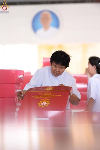 ภาพ No.212336:วันพุธที่ 19 มีนาคม พ.ศ. 2568 การบรรจุไทยธรรมลงกล่องสำเร็จ 43,500 กล่อง เพื่อถวายแด่พระสังฆาธิการ 40,000 กว่าวัดทั่วไทย ในวันคุ้มครองโลก 22 เมษายน พ.ศ. 2568 ณ บ้านแก้วเรือนทองคุณยายฯ วัดพระธรรมกาย