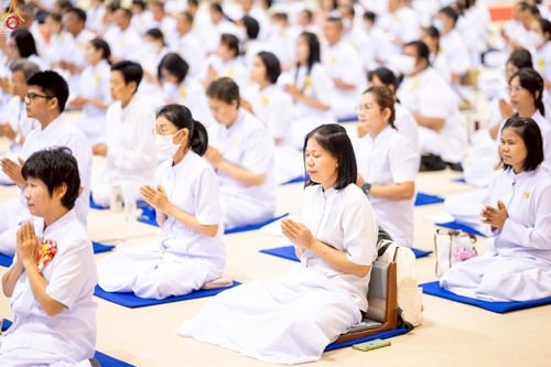 ภาพ No.233847:วันเสาร์ที่ 19 กรกฎาคม พ.ศ.2568 วันมหารำลึก ครั้งที่ 35 พิธีรำลึกถึงนักสร้างบารมี , พิธีสวดพระพุทธมนต์ , พิธีทอดผ้าบังสกุลและถวายไทยธรรม วัดพระธรรมกาย