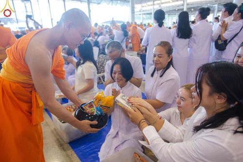 ภาพ No.151078:พิธีตักบาตร ในวันอาทิตย์ต้นเดือน วันที่ 1 กันยายน พ.ศ. 2567 ณ สภาธรรมกายสากล วัดพระธรรมกาย