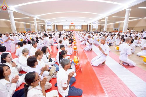 ภาพ No.217030:วันเสาร์ที่ 12 เมษายน พ.ศ. 2568 พิธีเวียนประทักษิณรอบพระมหาธรรมกายเจดีย์  พิธีวันทาเจดีย์ พิธีขอขมาและมอบผ้าไตร ในโครงการอุปสมบทหมู่ บูชาธรรมหลวงพ่อธัมมชโย, โครงการธรรมทายาท ระดับอุดมศึกษา รุ่นที่ 52 ,  โครงการบวชพระนานาชาติ AEC & WAB CEO รุ่นที่ 4 , ณ ว