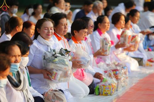ภาพ No.193036:พิธีตักบาตรพระธรรมยาตรา ณ อนุสรณ์สถานคลองบางนางแท่น อ.สามพราน จ.นครปฐม ในโครงการธรรมยาตรา กตัญญูบูชา มหาปูชนียาจารย์ พระมงคลเทพมุนี(สด จนฺทสโร) พระผู้ปราบมาร อนุสรณ์สถาน 7 แห่ง ปีที่ 13 วันที่ 11 มกราคม พ.ศ.2568