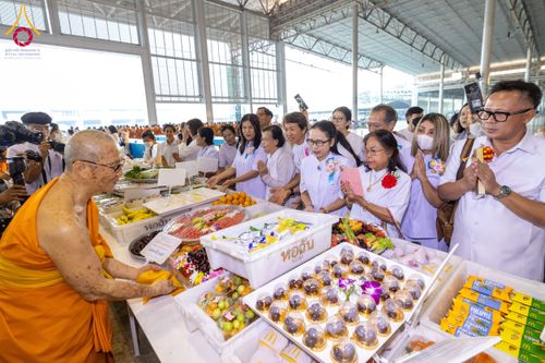 ภาพ No.204367:พิธีถวายภัตตาหารเป็นสังฆทาน แด่พระธรรมยาตรา ณ วัดพระธรรมกาย ตำบลคลองสาม อำเภอคลองหลวง จังหวัดปทุมธานี ในโครงการธรรมยาตรา กตัญญูบูชา มหาปูชนียาจารย์ พระมงคลเทพมุนี(สด จนฺทสโร) พระผู้ปราบมาร อนุสรณ์สถาน 7 แห่ง ปีที่ 13 วันที่ 31 มกราคม พ.ศ. 2568