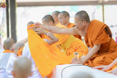 ภาพ No.135129: พิธีบรรพชาสามเณร  พิธีตักบาตรฉลองสามเณรใหม่ วันที่ 1 เมษายน พ.ศ.2567 ในโครงการบรรพชาสามเณรฟื้นฟูพระพุทธศาสนาทั่วไทย ณ ศูนย์ปฏิบัติธรรมแก้วเมืองเลย