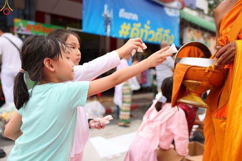 ภาพ No.85977:ตักบาตรพระนานาชาติ 10,000 รูป ใจกลางนครหาดใหญ่ จ.สงขลา วันอาทิตย์ที่ 20 สิงหาคม พ.ศ. 2566