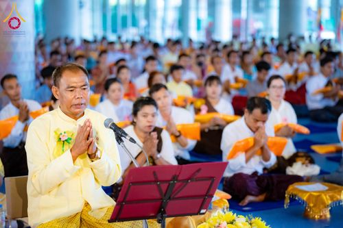 ภาพ No.143755:พิธีถวายผ้าไตร, สวดธรรมจักร, ปฏิบัติธรรม และฟังแสดงพระธรรมเทศนา ภาษาเมียนมา โดยมีสาธุชนชาวเมียนมากว่า 4,000 คน เข้าร่วมพิธี ณ มหารัตนวิหารคด วัดพระธรรมกาย วันอาทิตย์ที่ 7 กรกฎาคม พ.ศ. 2567