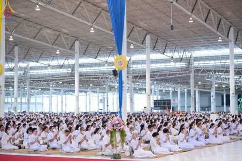 ภาพ No.123098:พิธีตักบาตร และพิธีบูชาข้าวพระ ในวันอาทิตย์ต้นเดือนที่ 4 กุมภาพันธ์ พ.ศ. 2567 ณ วัดพระธรรมกาย จ.ปทุมธานี