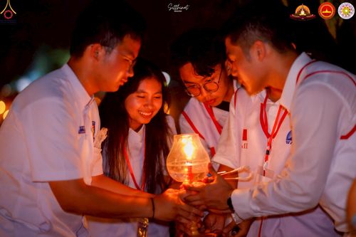 ภาพ No.224557:วันจันทร์ที่ 12 พฤษภาคม พ.ศ. 2568  ชาวพุทธในอินโดนีเซีย ร่วมฉลองวิสาขบูชาจุดประทีปกว่า 200,000 ดวง ณ พระมหาเจดีย์บรมพุทโธ  เจริญพุทธมนต์ถวาย “พระวชิรเกล้าเจ้าอยู่หัว”