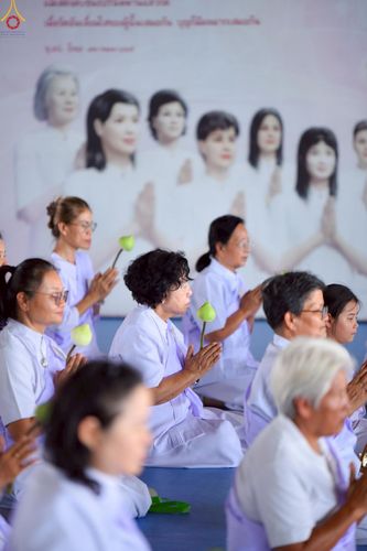 ภาพ No.242801:วันที่ 29-31 สิงหาคม พ.ศ. 2568 องค์กรภาคีเครือข่าย “บวร” (บ้าน-วัด-โรงเรียน-ราชการ) อ.คลองหลวง จัดบวชอุบาสิกาแก้ว ถวายพระราชกุศลแด่สมเด็จพระพันปีหลวง - กตัญญูบูชาแด่ผู้มีพระคุณ