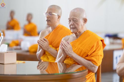 ภาพ No.229654:วันที่ 25 มิถุนายน พ.ศ. 2568 (แรม 15 ค่ำ เดือน 7) พิธีบุพเปตพลี ครั้งที่ 166 ร่วมอุทิศบุญแด่หมู่ญาติที่ล่วงลับไปแล้ว และสืบทอดอายุพระพุทธศาสนา ณ หอฉันคุณยายอาจารย์ฯ วัดพระธรรมกาย