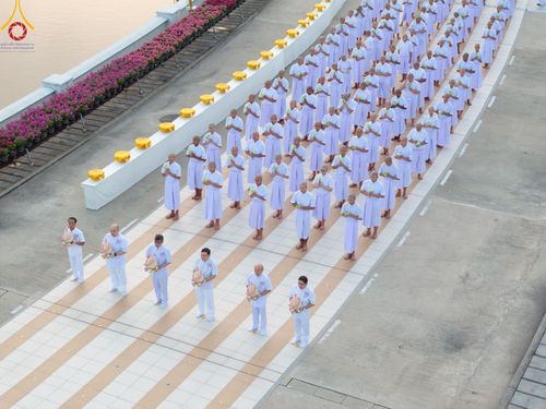 ภาพ No.214927:วันเสาร์ที่ 5 เมษายน พ.ศ. 2568 พิธีเวียนประทักษิณรอบพระมหาธรรมกายเจดีย์  พิธีวันทาเจดีย์ พิธีขอขมาและมอบผ้าไตร ในโครงการบรรพชาสามเณรฟื้นฟูพระพุทธศาสนาทั่วไทย , โครงการหน่อแก้วเปรียญธรรม รุ่นที่ 13 ,  โครงการสามเณรยุวธรรมทายาท รุ่นที่ 33 , โครงการสามเณรมั