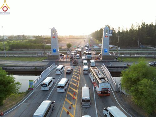 ภาพ No.219251:บรรยากาศการเดินทางเข้าวัดพระธรรมกาย , การต้อนรับปฏิสันถาร , การฉันภัตตาหารเช้า , การลงทะเบียนพระสังฆาธิการ  เนื่องในวันคุ้มครองโลก พิธีถวายมหาสังฆทานคณะสงฆ์ 40,000 กว่าวัดทั่วประเทศ ณ วัดพระธรรมกาย
