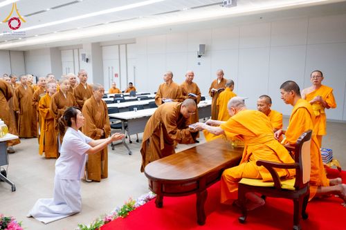 ภาพ No.222919:วันที่ 23 เมษายน พ.ศ. 2568 หลวงพ่อทัตตชีโวต้อนรับคณะสงฆ์จีน ณ อาคาร 100 ปี คุณยายมหารัตนอุบาสิกาจันทร์ ขนนกยูง วัดพระธรรมกาย