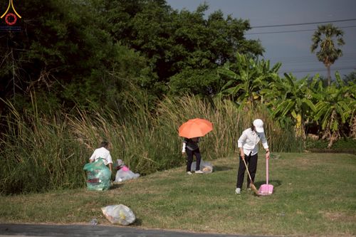 ภาพ No.220441:วันที่ 23-25 เมษายน พ.ศ. 2568 เจ้าหน้าที่และสาธุชนช่วยกัน รับบุญเก็บงานวันคุ้มครองโลก ณ วัดพระธรรมกาย