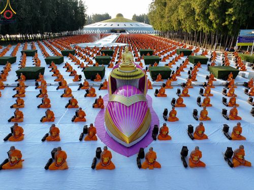 ภาพ No.104370:พระธรรมยาตราร่วมปฏิบัติธรรม และถ่ายภาพหมู่ประวัติศาสตร์ หน้ามหาวิหารพระมงคลเทพมุนี วันที่ 27 ธันวาคม พ.ศ. 2566