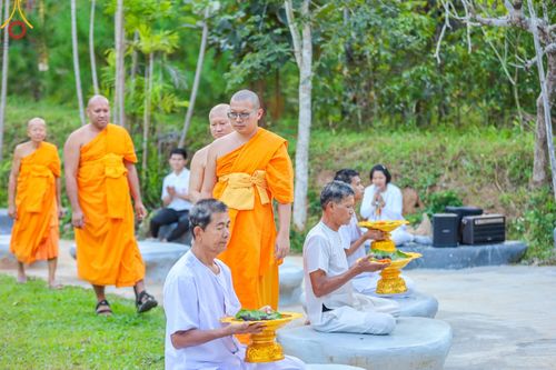 ภาพ No.180358:พิธีตัดปอยผม ปลงผม นาคธรรมทายาท ในโครงการบรรพชาอุปสมบทหมู่ บูชาธรรมมหาปูชนียาจารย์ 2567  วันที่ 4 ธันวาคม พ.ศ. 2567 ณ ศูนย์ปฏิบัติธรรมแก้วภูเรือ จ.เลย